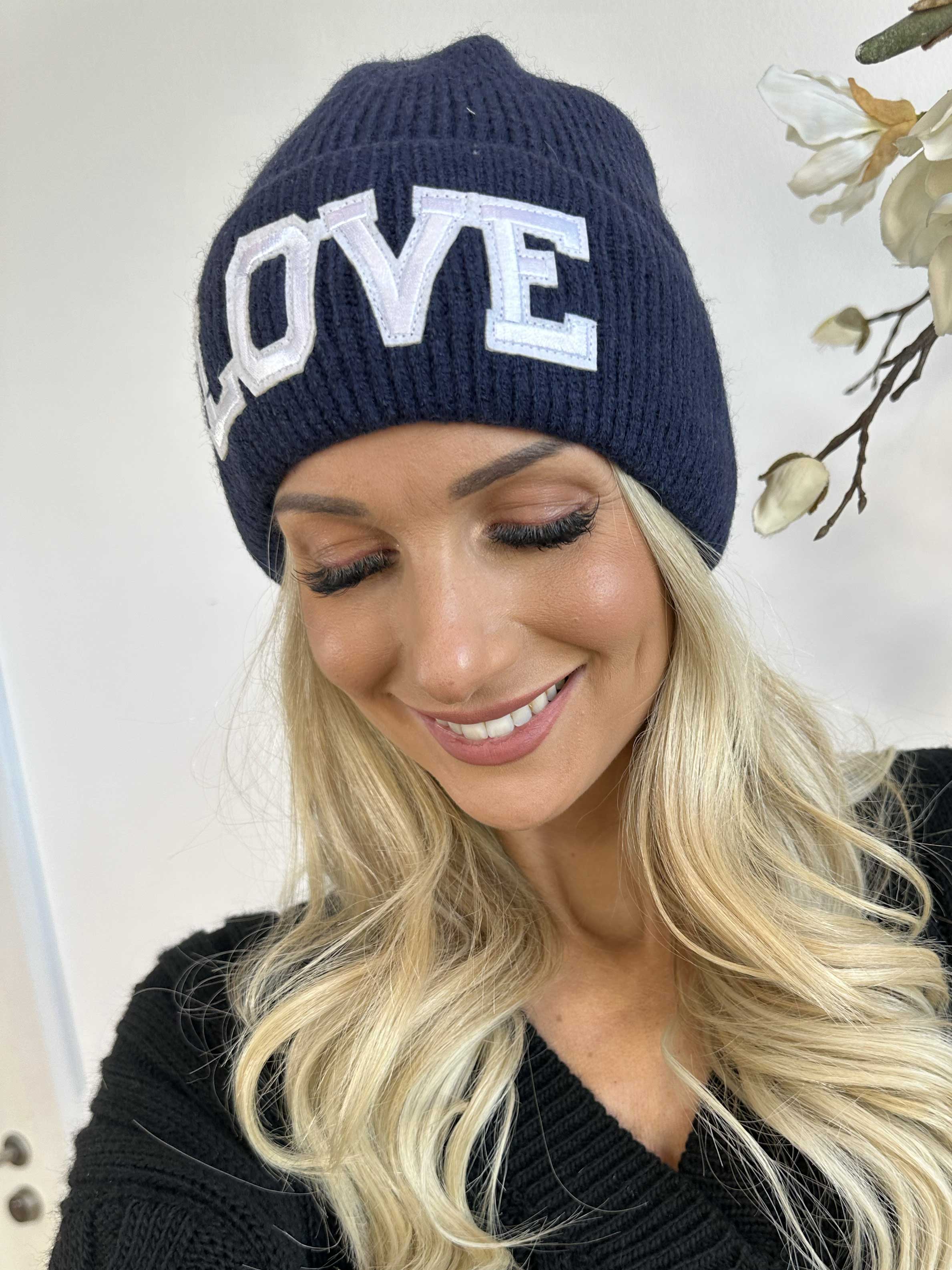 Neta - Strikhue med hvid tekst